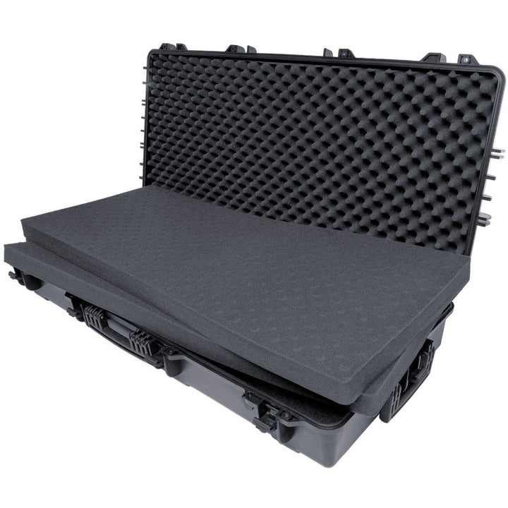 Heavy-duty Parra 9374 rifle case with wheels, showing durable injection-moulded construction, secure latches, and IP67 waterproof design.